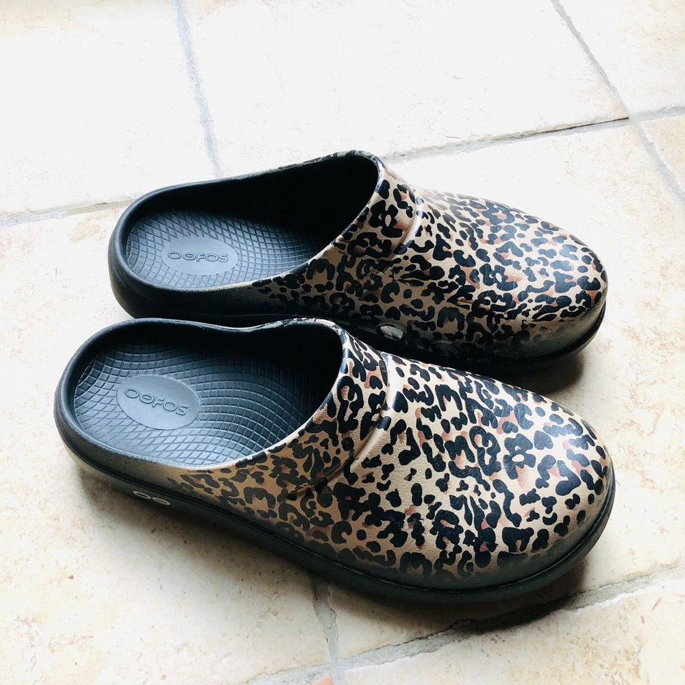 OOFOS clogs Women’s size 10